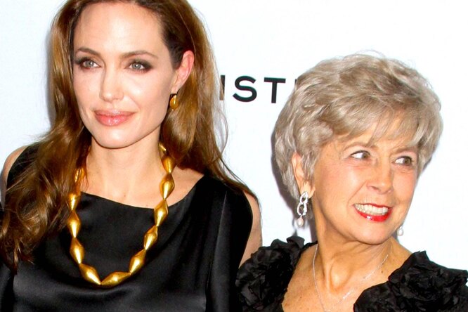 
                            «Анджелина Джоли ненавидит маму Брэда»: актриса запретила детям навещать бабушку
                        