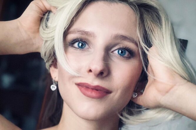 
                            Дерзкая красотка: Лиза Арзамасова превратилась в блондинку и снялась обнаженной
                        
