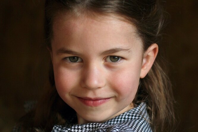 
                            «Шарлотте нравится быть принцессой»: дочь Кейт Миддлтон начала носить тиару
                        