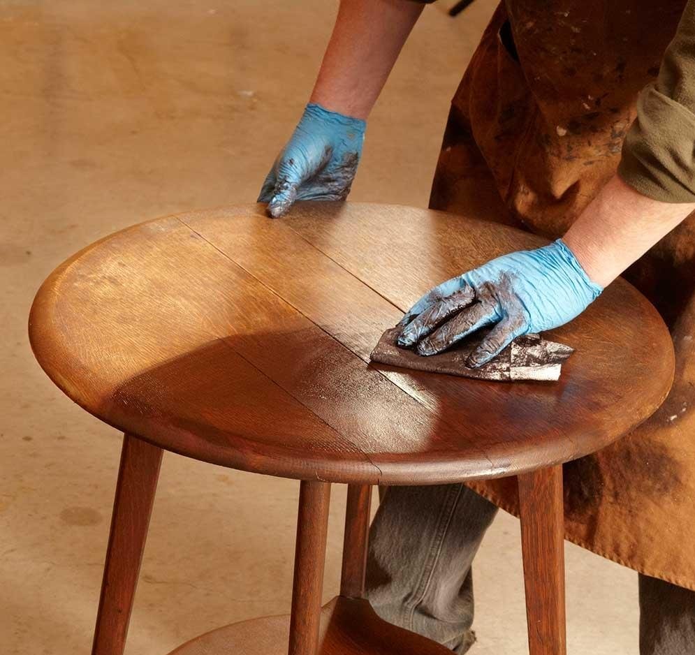 Покрытие изделия лаком. Реставрируем деревянный столик. Реставрируем полированный стол. Полировка стола из дерева. Старый полированный стол.