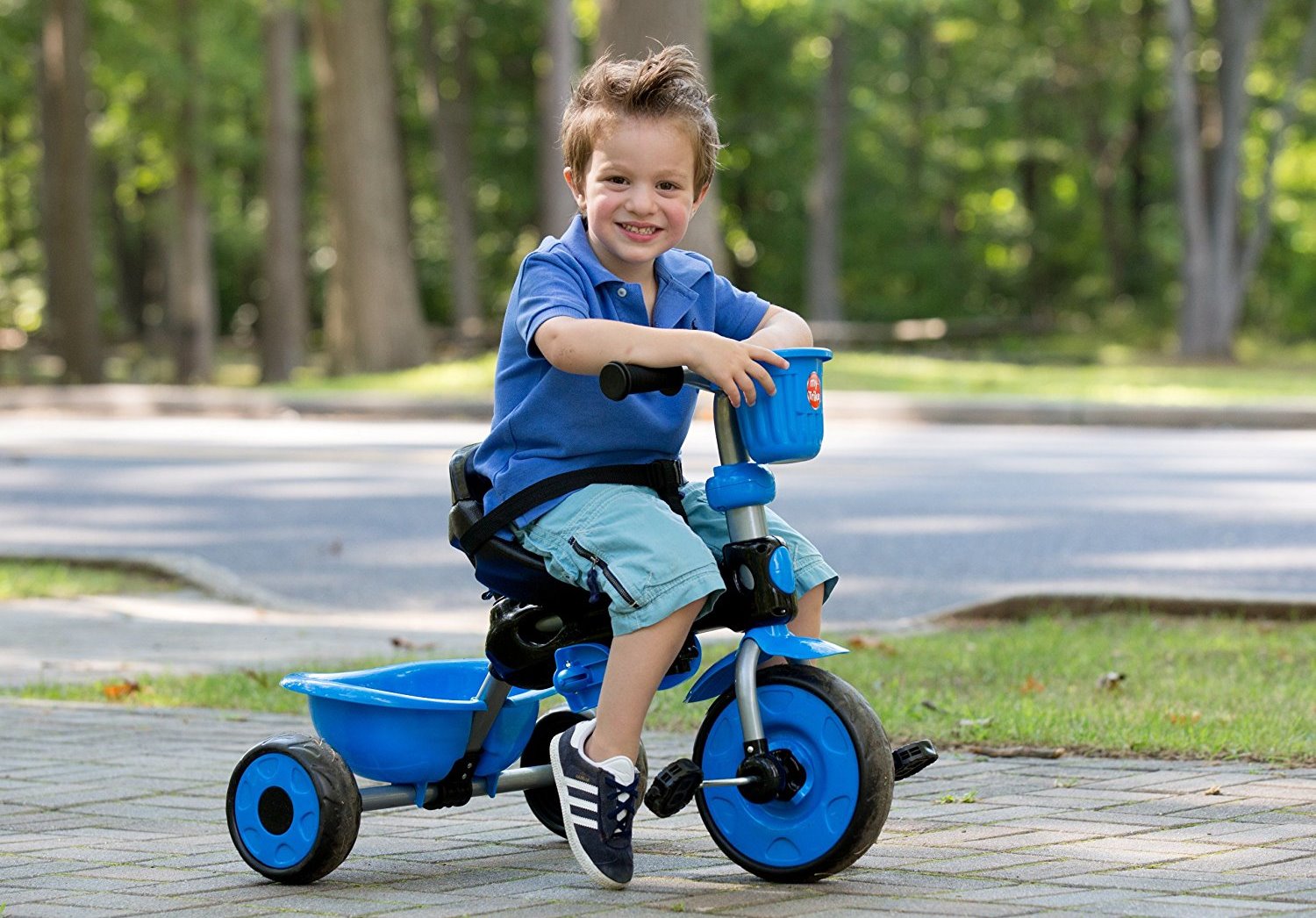 Колеса на детский трехколесный велосипед. Трехколесный велосипед. Велосипед детский трехколесный. Дети с велосипедом. Мальчик на трехколесном велосипеде.