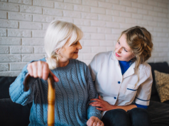 Сиделка или дом престарелых — что выбрать для пожилого родственника?