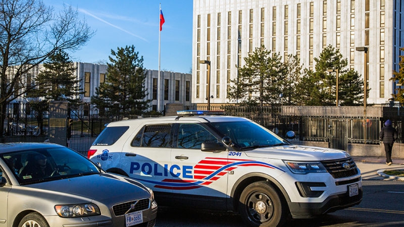 Полиция перекрыла улицу у посольства РФ в США из-за подозрительного пакета